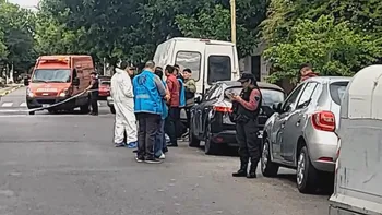 Hallaron muertas a una madre y a su hija en su casa e investigan si fue un doble crimen. Hallaron muertas a una madre y a su hija en su casa e investigan si fue un doble crimen.