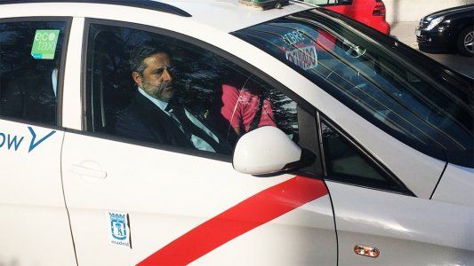 Angelici fue el centro de las cargadas por llegar a la audiencia del TAS en un taxi riverplatense