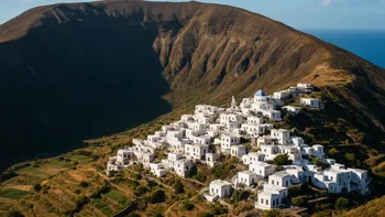 Vivir en un volcán: los pueblos que convirtieron cráteres y calderas en hogar