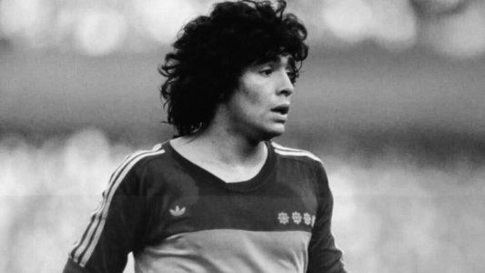 Subastan a un precio delirante la camiseta histórica que usó Maradona en Boca en 1981