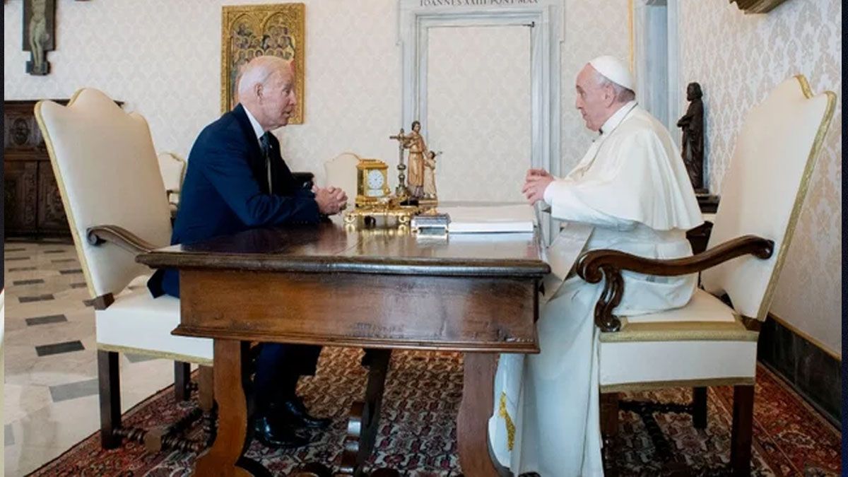 Durante 90 minutos conversaron a solas el papa Francisco y el presidente norteamericano Joe Biden (Foto: Vatican Media)