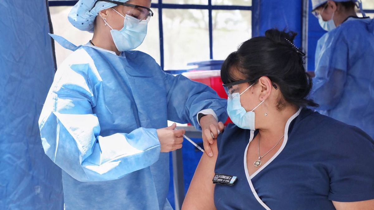El personal de salud de Tucumán recibirá una tercera dosis de la vacuna contra el coronavirus