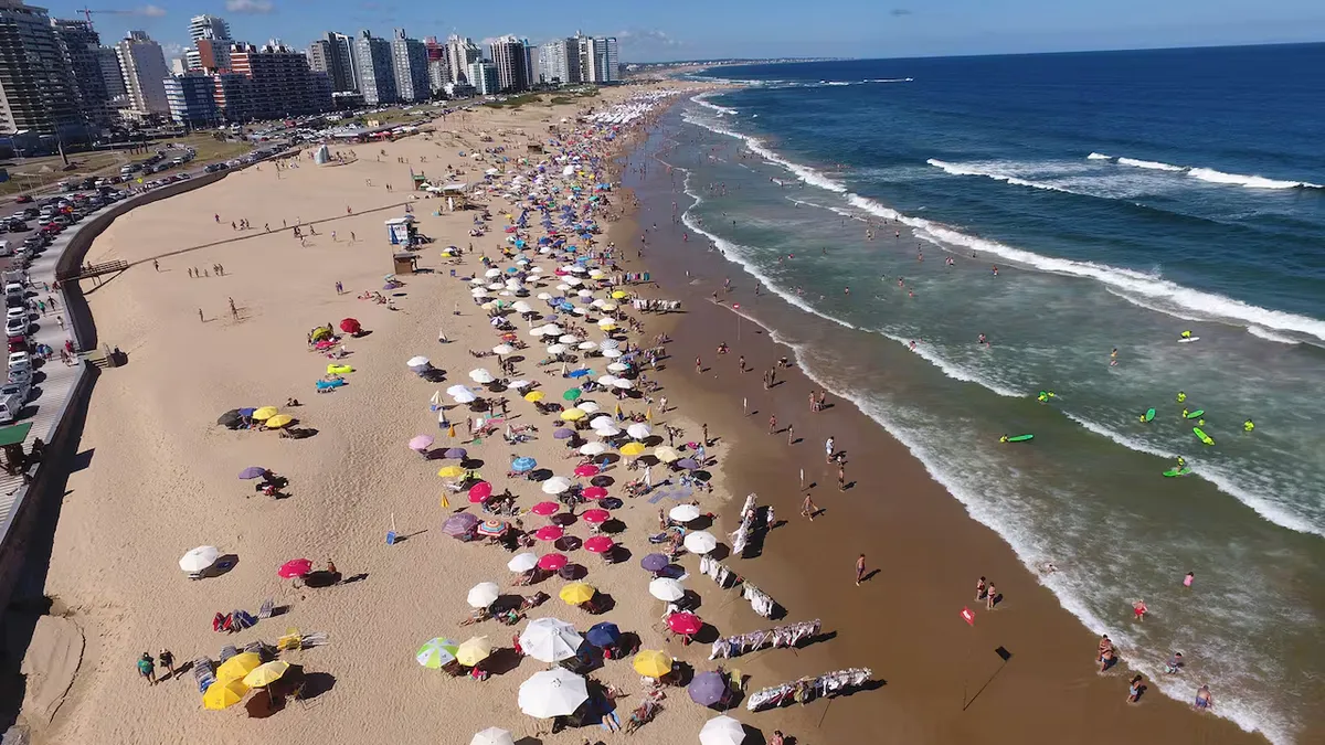 Una familia tuvo que ser rescatada tras el vuelco de una lancha: el desesperante video