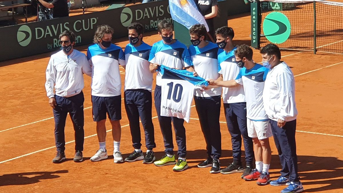 El homenaje del equipo argentino de Copa Davis para Diego Maradona.