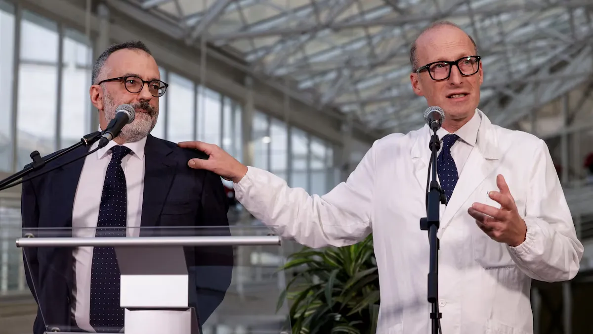 Luigi Carbone y Sergio Alfieri en una rueda de prensa en el Hospital Gemelli.