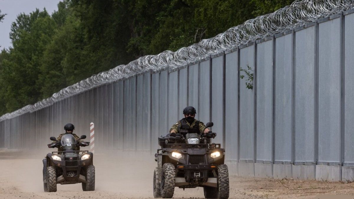 Soldados polacos patrullan el muro de la frontera de la OTAN con Bielorrusia. (Foto: Gentileza DS)