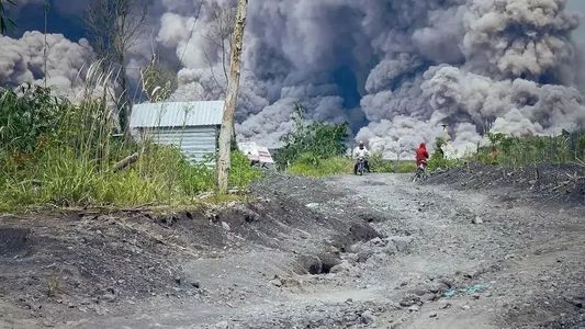 Alerta máxima en Indonesia por la erupción de un volcán: las imágenes del desastre