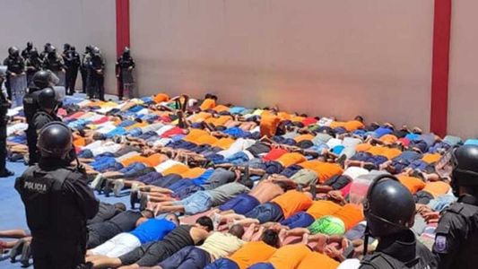 Tensión en Ecuador: movilizaron 800 militares y policías por un motín carcelario que dejó 12 muertos