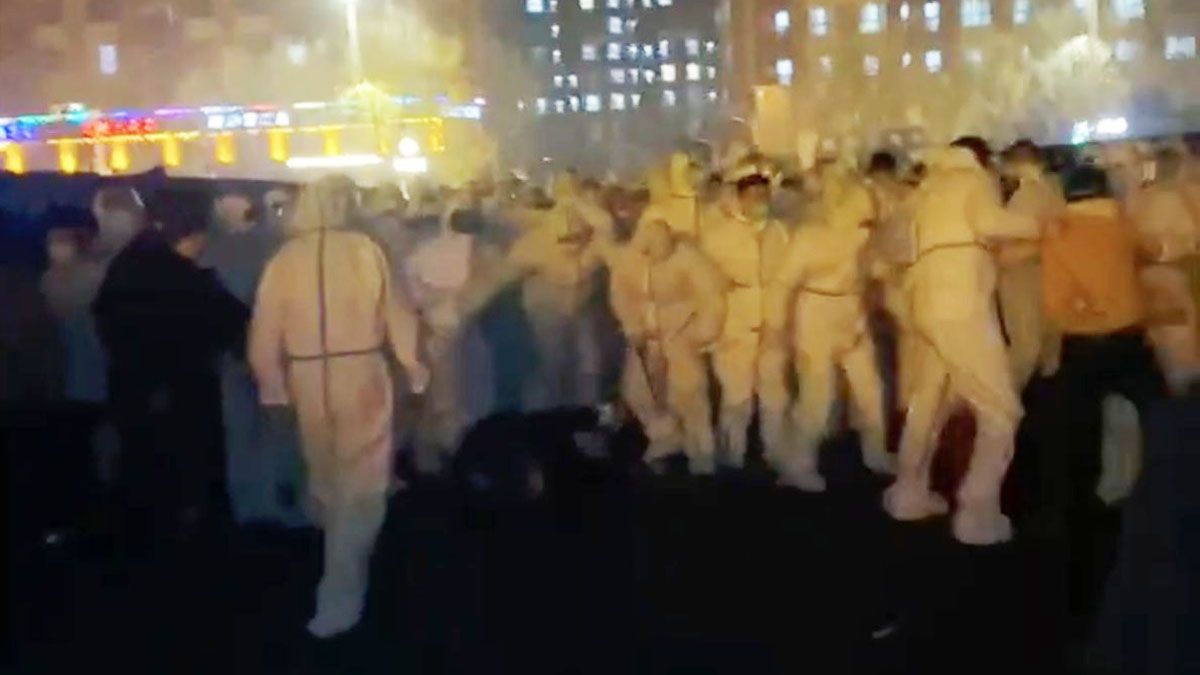Disturbios en la fábrica de Apple en China por la rebelión contra los confinamientos (Gentileza Bloomberg)