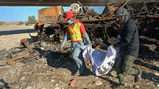 Tragedia en Pakistán: 10 nenes murieron ahogados y otras 41 personas fallecieron tras la caída de un micro