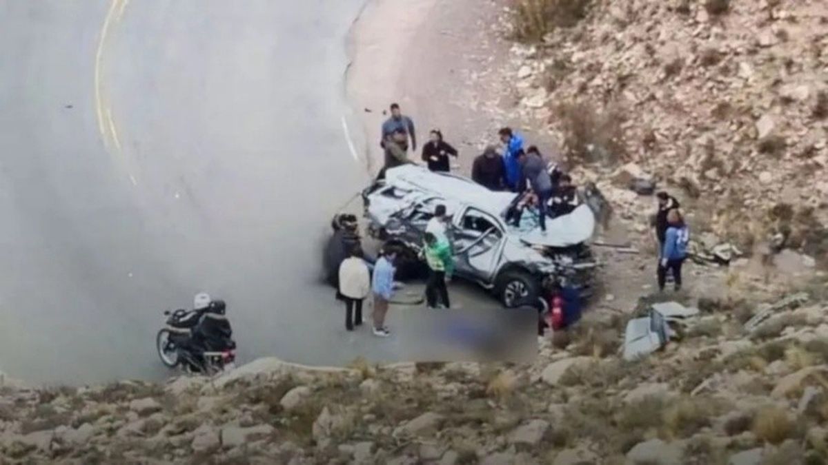 La camioneta cayó por un barranco desde una altura aproximada de 80 metros. (Foto: gentileza Todo Jujuy)