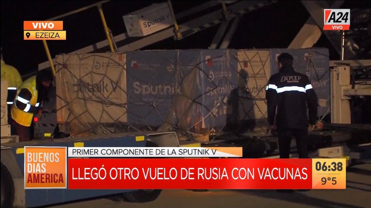 Así descargaban el nuevo lote de vacunas en el aeropuerto de Ezeiza (Foto: captura de TV).