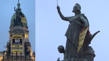 Protesta de Greenpeace por la Ley de Glaciares: activistas se treparon a un monumento