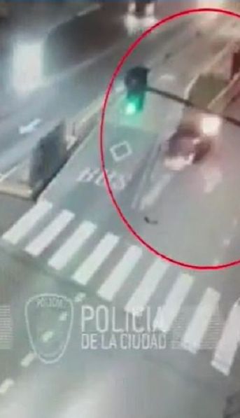 Brutal choque en Villa Devoto: un auto en el que viajaban 8 personas impactó de frente contra un cantero