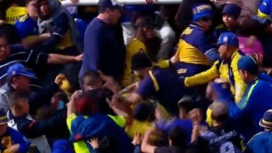 La brutal pelea entre hinchas de Boca en la previa del partido contra Ferro: trompadas, empujones y patadas en el piso