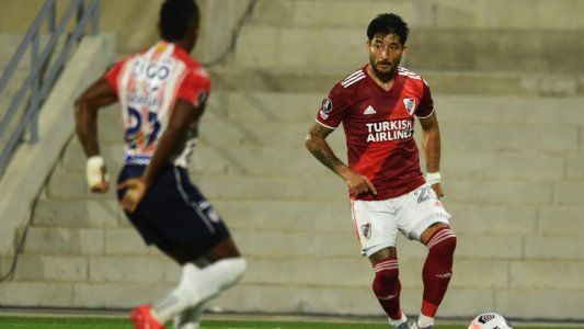 Con gases lacrimógenos y un clima hostil fuera del estadio, River rescató un puntazo contra Junior en Barranquilla