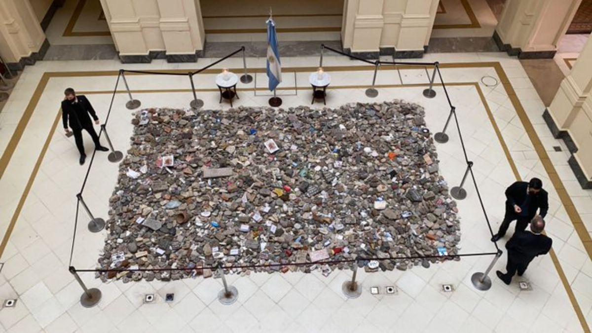 El Gobierno construirá un sitio de la memoria con las piedras recogidas en inmadiaciones de la Casa Rosada