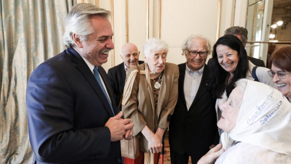 El Presidente homenajeó a las Madres de Plaza de Mayo: Su lucha vive para siempre. (Foto: Twitter Alberto Fernández)&nbsp;