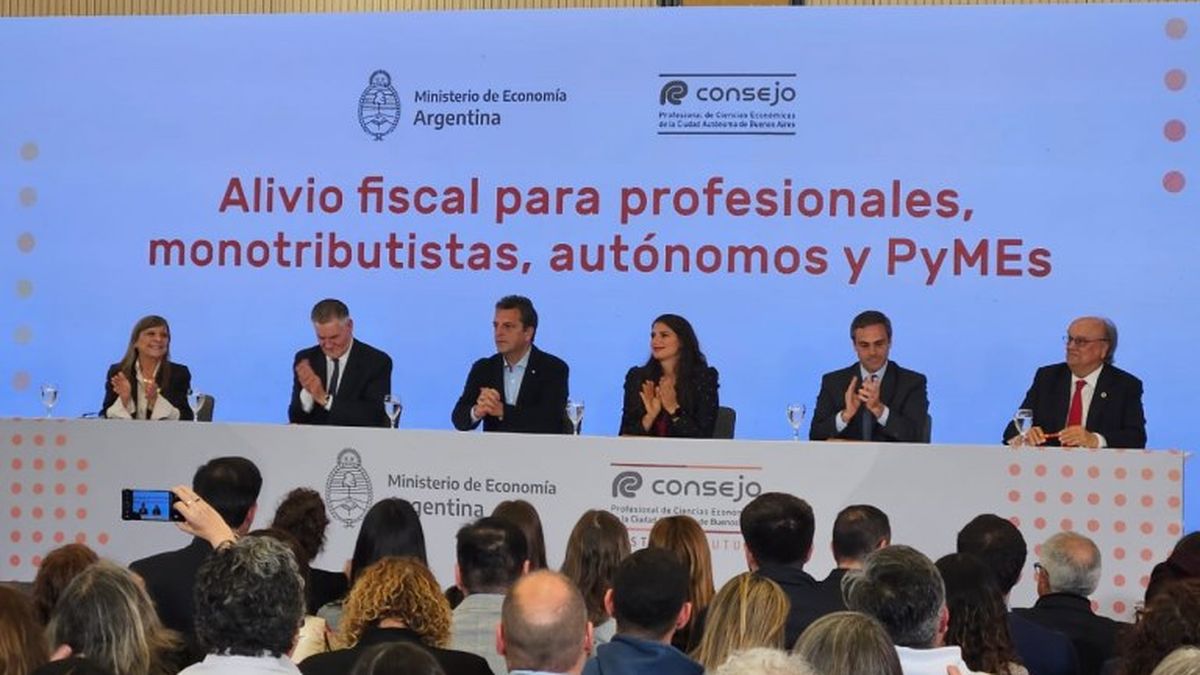 El ministro de Econom&iacute;a, Sergio Massa, present&oacute; una serie de medidas de alivio fiscal para micro, peque&ntilde;as y medianas empresas (Foto: Telam).