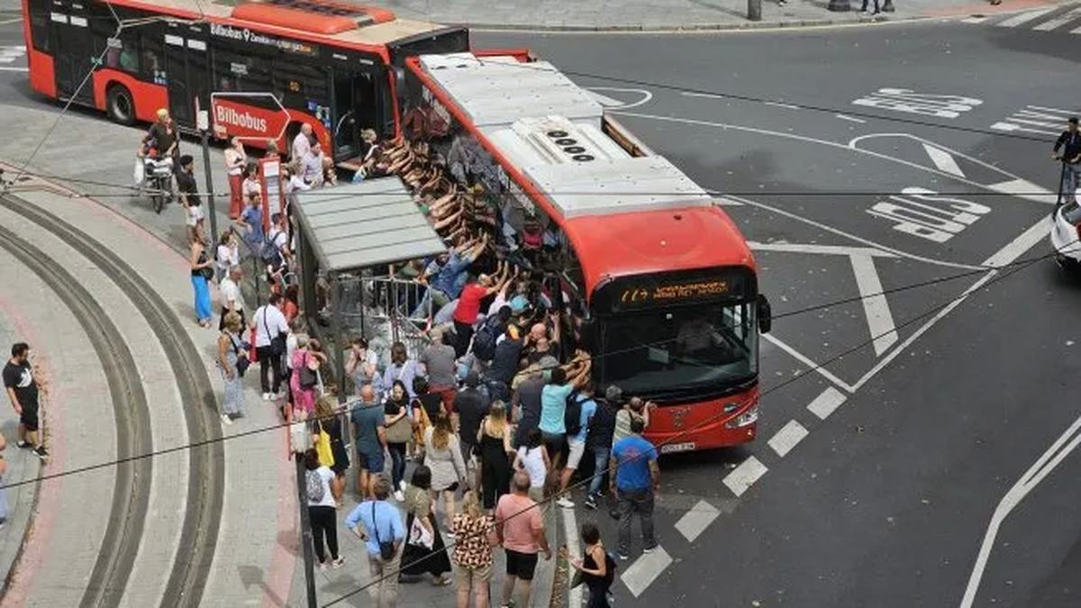 Una multitud se congregó para tratar de levantar al colectivo. (Foto: captura Twitter)