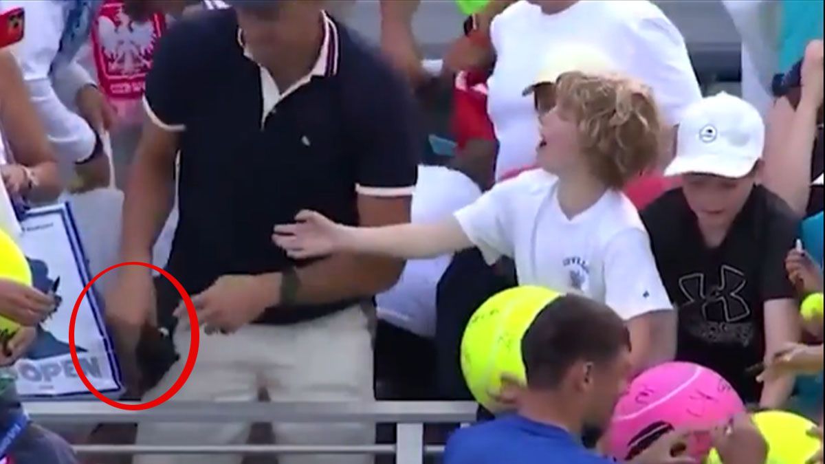 El CEO ya le quitó la gorra al niño y va a guardarla en una bolsa. (Foto: Captura de TV)