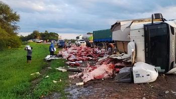 Video | Un camión frigorífico volcó en Salta y lo saquearon: Se llevaron hasta la última achura