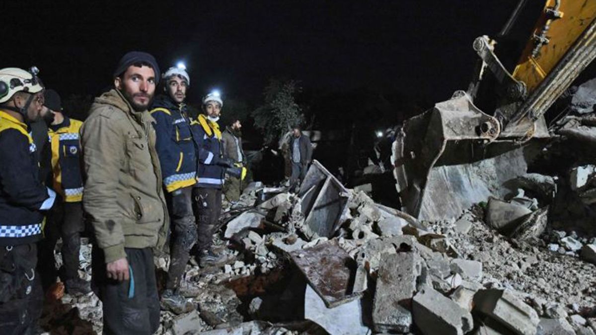 Los servicios de emergencia continúan buscando sobrevivientes en Turquía (Foto: AP).