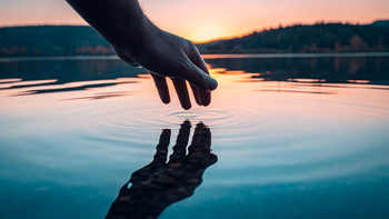 Soñar con agua: ¿emoción desbordada o calma interior?