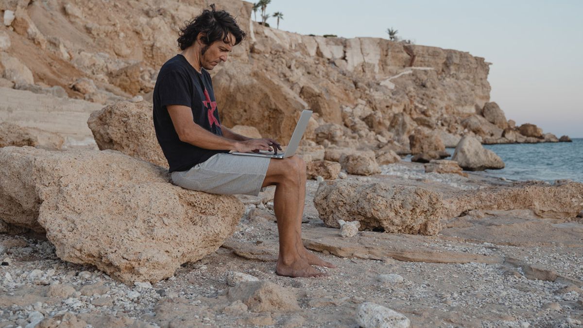 Vacaciones y trabajo: responder mails o buscar un archivo que pide el jefe