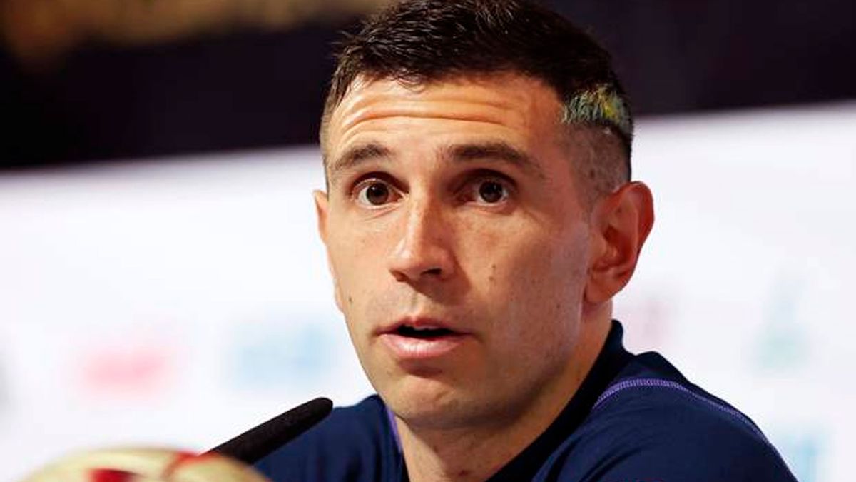 Escándalo en Inglaterra con el Dibu Martínez: los motivos por los que no jugó el partido de su club