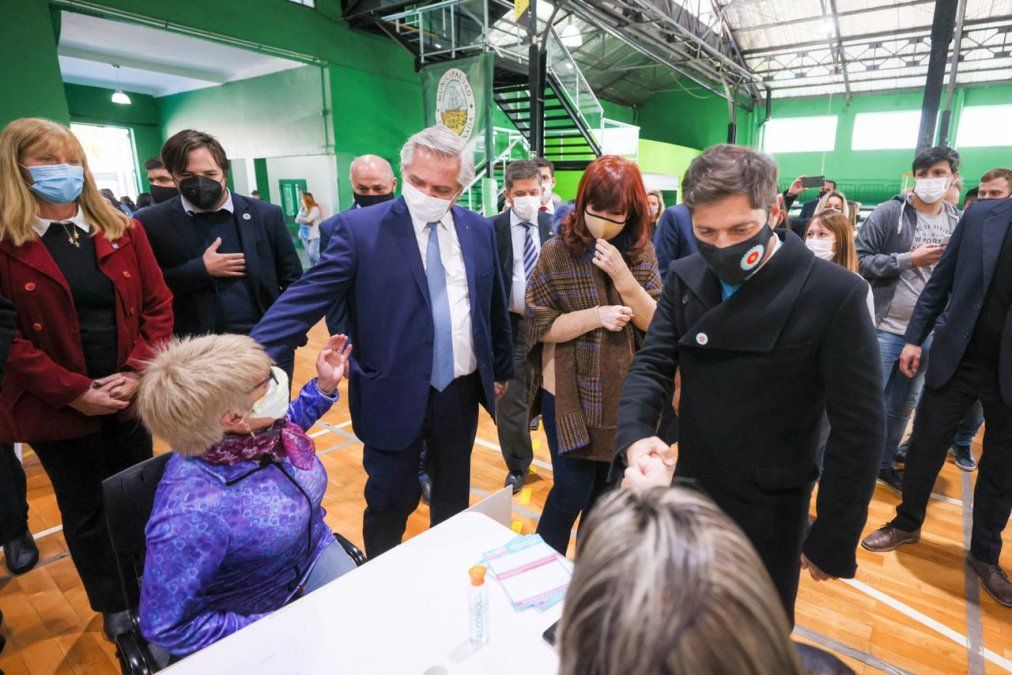 Alberto Fernández junto a Cristina Kirchner y Axel Kicillof en un vacunatorio en La Plata