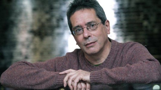 8 recomendaciones para entrar al mundo de César Aira, el escritor argentino más prolífico