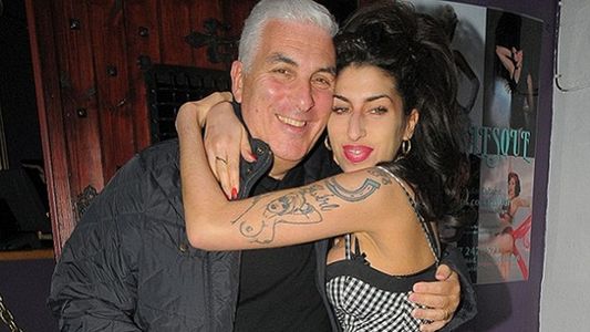 El padre de Amy Winehouse siente que el espíritu de su hija lo visita