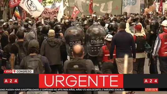 Tensión en el Congreso por la Ley de Glaciares: se registraron incidentes entre manifestantes y la Policía