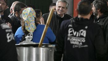 Alberto Fernández tocó la guitarra y cantó en un acto por el 25 de mayo junto al Movimiento Evita