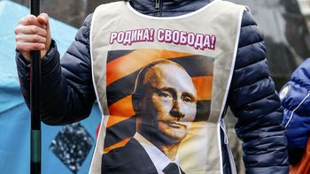 En esta imagen de archivo, un manifestante prorruso con un chaleco con la imagen del presidente de Rusia, Vladimir Putin, y las palabras ¡Patria! ¡Libertad! durante una manifestación en Donetsk, Ucrania, el 16 de marzo de 2014. (AP Foto/Andrey Basevich, archivo) En esta imagen de archivo, un manifestante prorruso con un chaleco con la imagen del presidente de Rusia, Vladimir Putin, y las palabras ¡Patria! ¡Libertad! durante una manifestación en Donetsk, Ucrania, el 16 de marzo de 2014. (AP Foto/Andrey Basevich, archivo)