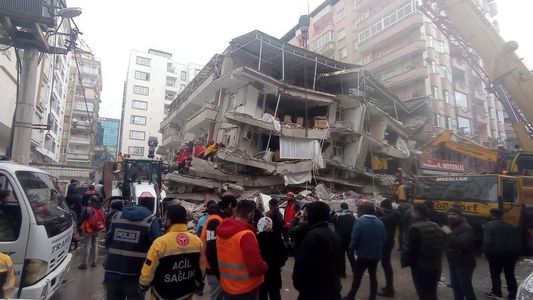 Turquía: la foto que conmueve al mundo luego del devastador terremoto
