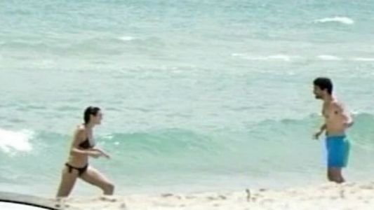 Nacho Viale, lejos de Pampita, juega en el agua con Lucía Pedraza