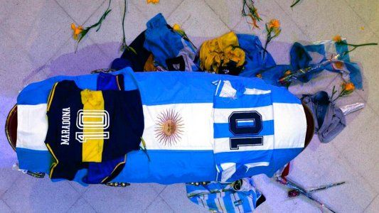 Habló unos de los empleados que se sacó la foto con el féretro de Maradona: Pido perdón a toda la familia