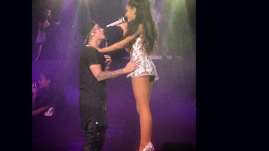Nuevo papelón de Justin Bieber sobre el escenario, ahora con Ariana Grande