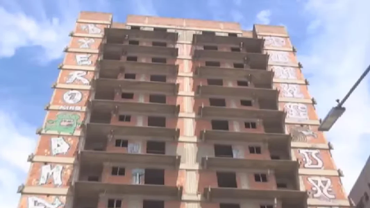 Desalojaron a diez familias del edificio conocido como el Elefante Blanco de Belgrano