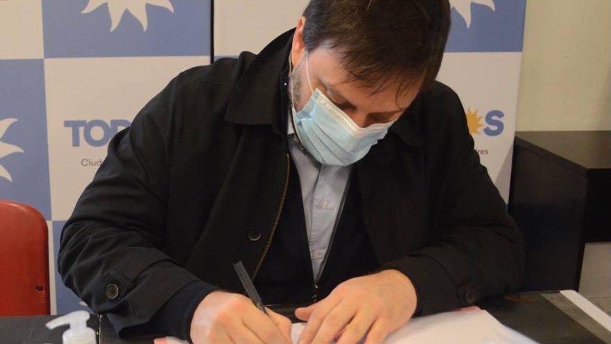 Leandro Santoro firma el acta oficial.