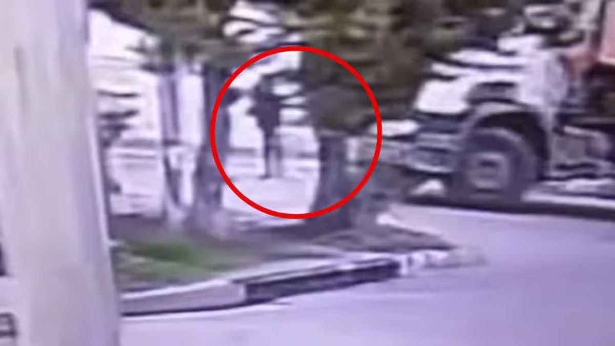 Murió una mujer que fue atropellada por un camión de basura mientras iba a trabajar. (Foto: captura)