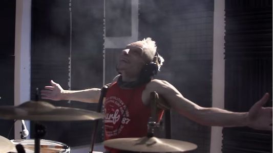 Es baterista, tiene una lesión medular y cumplió su sueño de tocar con Coldplay