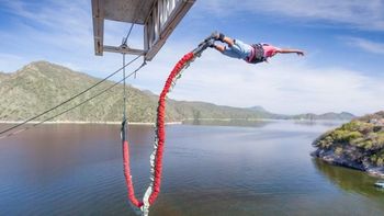 Se salvó de milagro: un turista hacía bungee jumping en Salta y se le cortó la soga