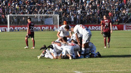 La Copa Argentina ya tiene a su primer finalista: Central Córdoba (SdE) le ganó 1-0 a Lanús y jugará el partido definitivo