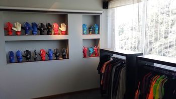 La empresa que fabrica guantes de arquero y se expande por Latinoamérica