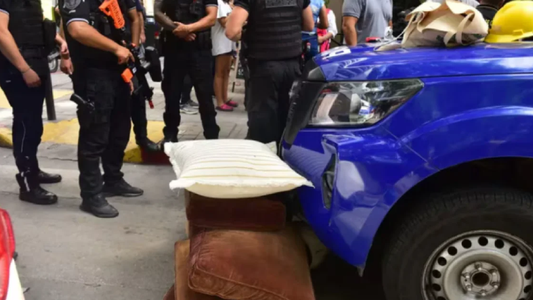 Un ladrón tiró almohadones, saltó al vacío desde un séptimo piso y murió