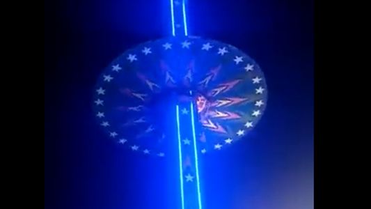 Video | India: la impresionante caída de un juego mecánico en un parque de diversiones