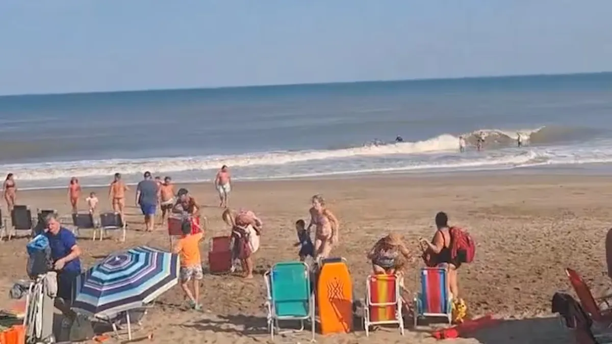 Rescate de niños por ola gigante en Argentina